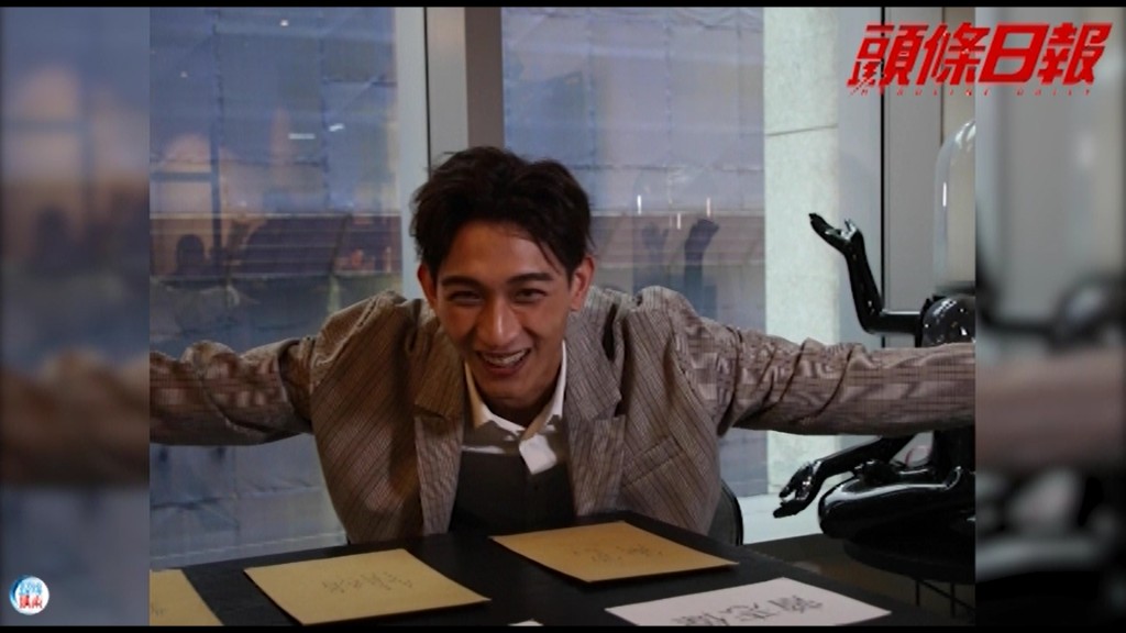 看到這個「打和」動作,大家能否猜得出Martin在扮演誰呢?