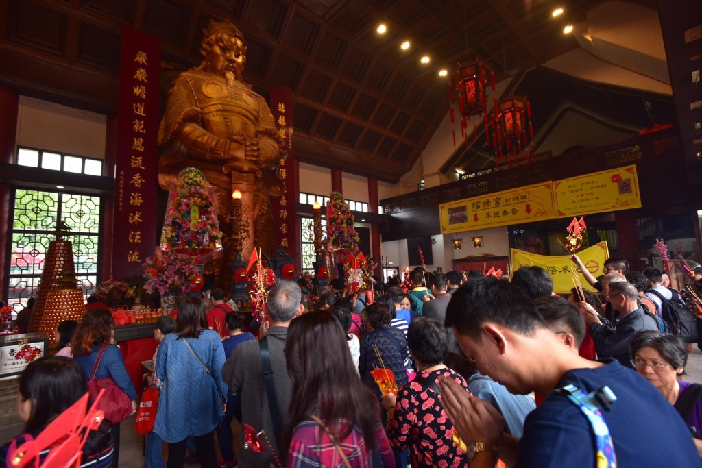 大殿内善信人头涌涌。