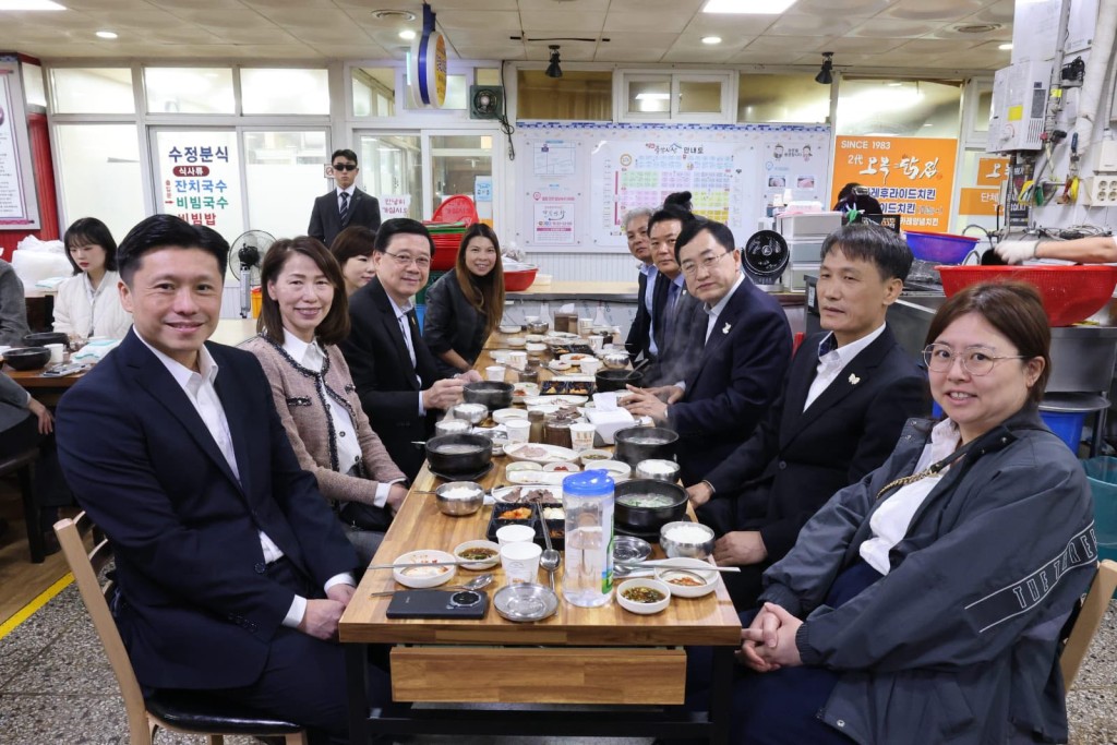 2025年11月,李家超到韓國慶州出席APEC,其後與謝振中等人到慶州市場吃早餐。 2025年11月,李家超到韓國慶州出席APEC,其後與謝振中等人到慶州市場吃早餐。