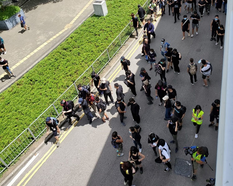 示威人潮由立法會示威區走向夏愨道方向。