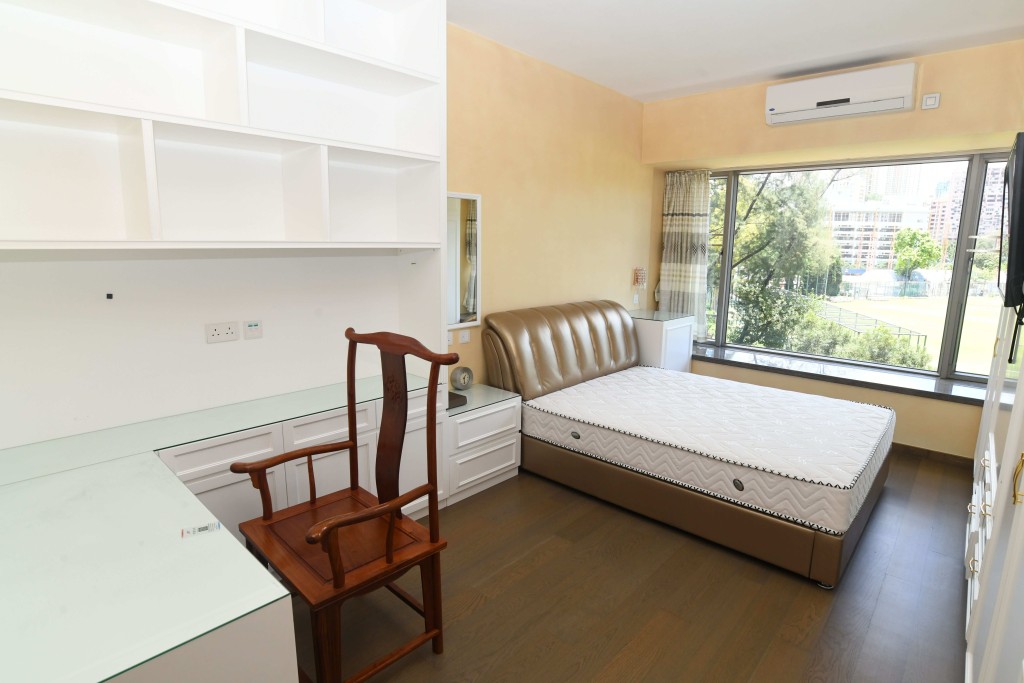 主人套房面積開闊，放有大型書櫃及雙人牀。