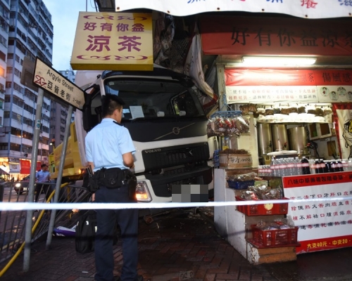 洗街車撞入涼茶舖。