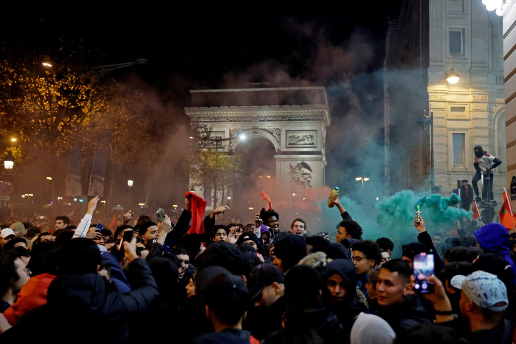 成千上万的支持者挤满了巴黎香榭丽舍大道。REUTERS
