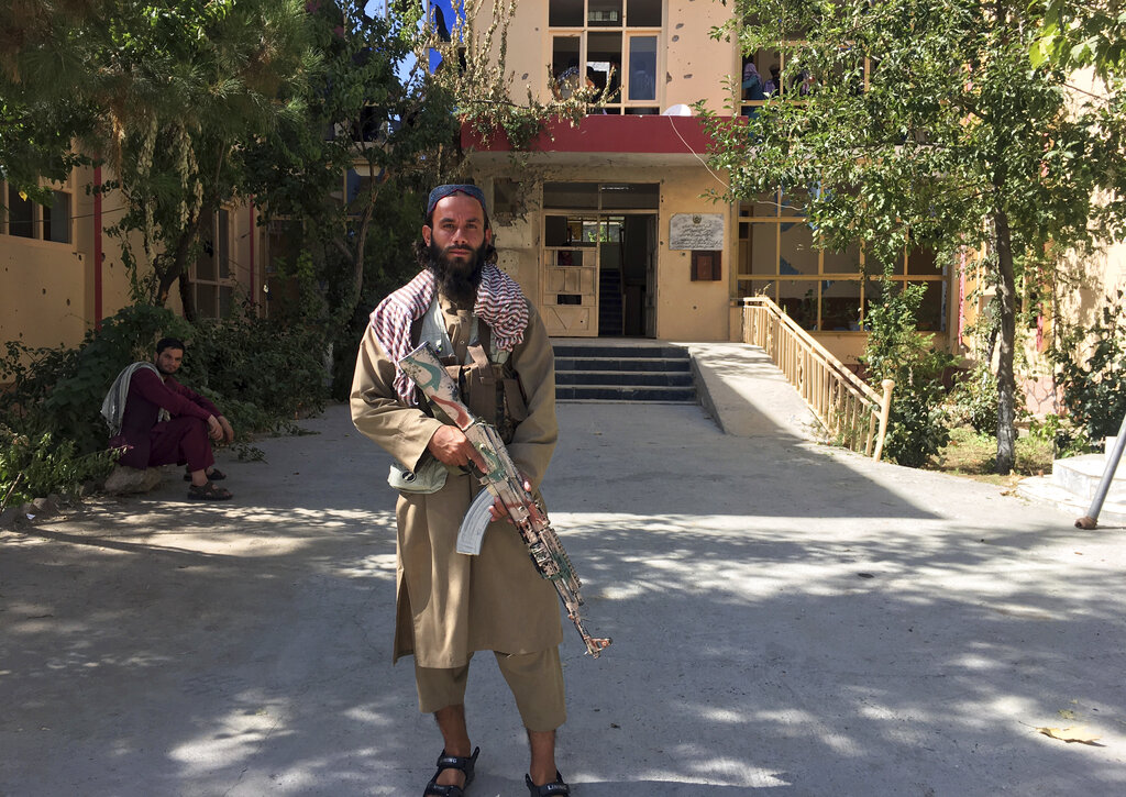 當地大街無甚人氣，但間中可見塔利班成員持槍看守某些據點。美聯社圖片
