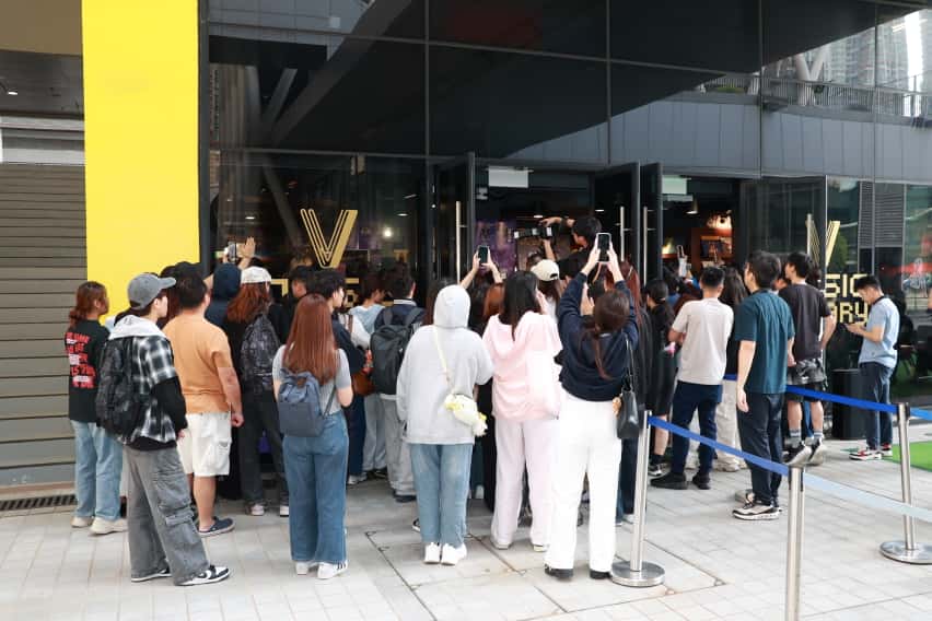 莫文蔚支持者眾,大批市民圍觀。 莫文蔚支持者眾,大批市民圍觀。