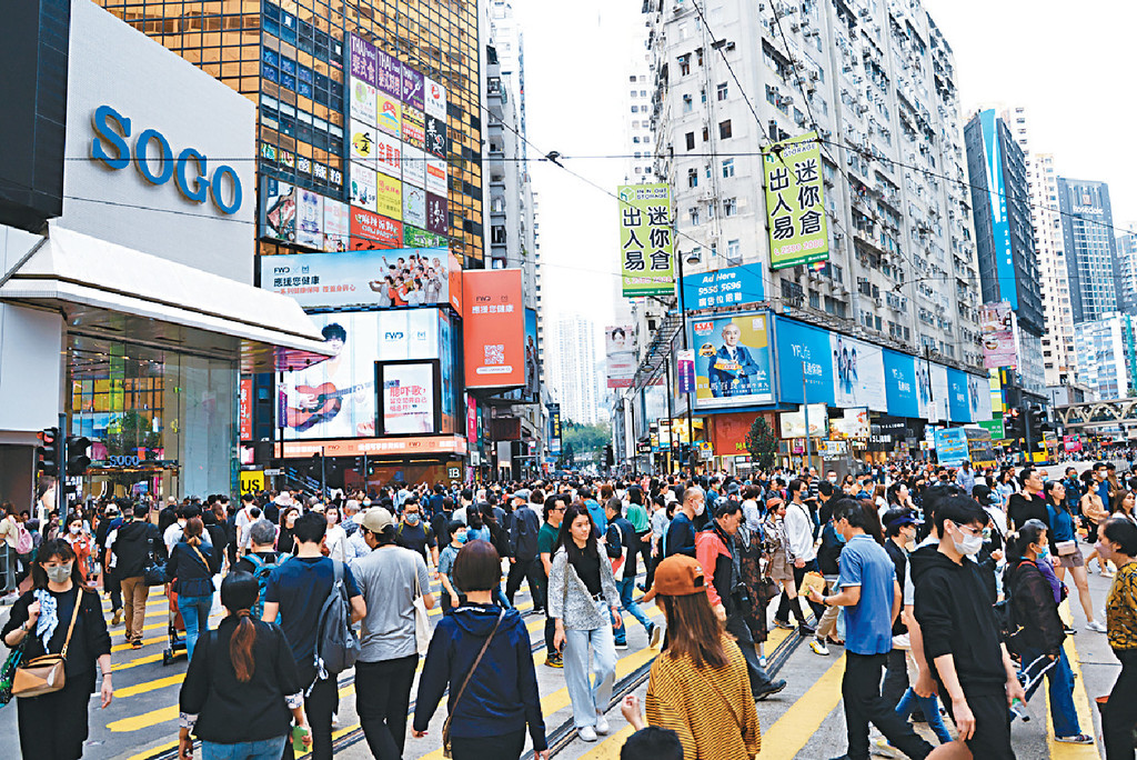 ■从市面气氛看，本港近来复苏势头不俗，街上复见人头涌涌，相信可利好本地旅游零售股。