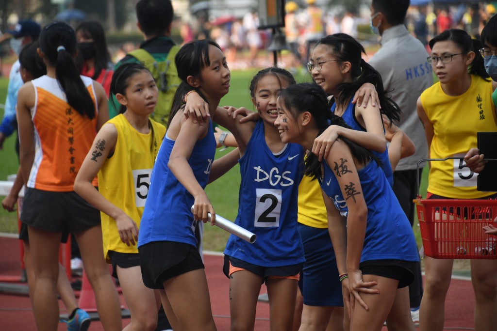 女子丙组4x400米接力新纪录为4分12秒52。 本报记者摄