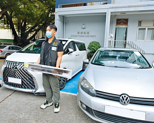 ■警方展示搜獲的東洋刀及兩部接應犯案私家車。