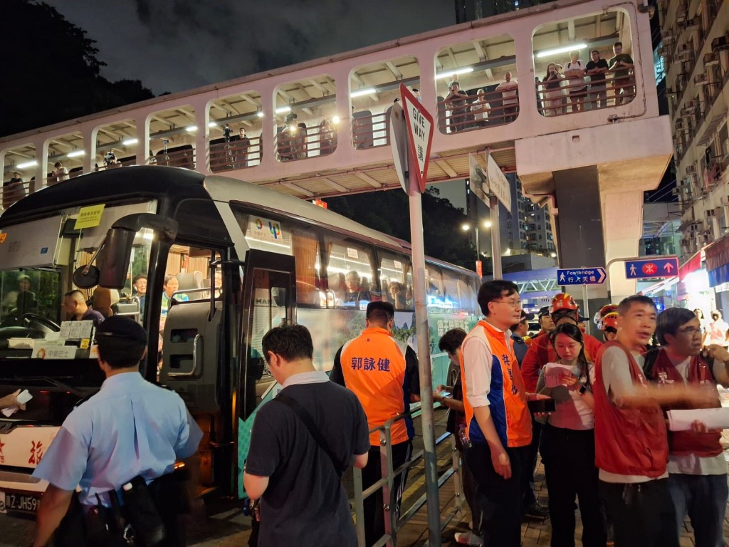 民政處亦已安排旅遊巴接送有需要的居民到社區會堂。民政及青年事務局fb圖片