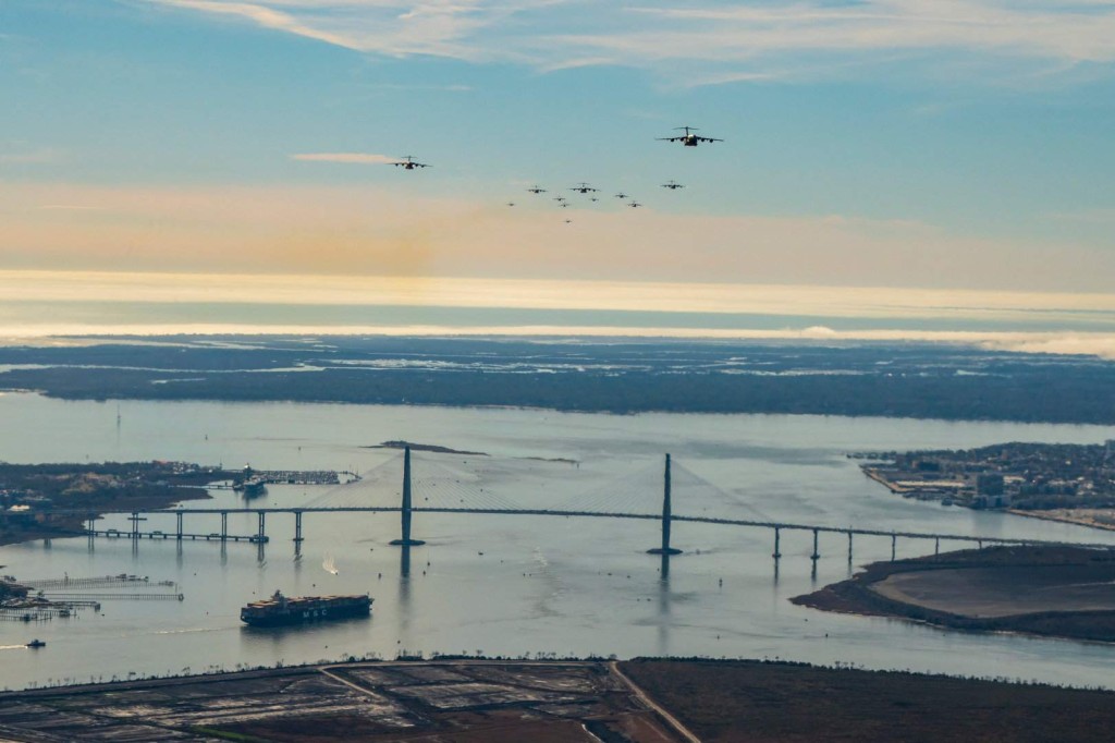 24架C-17运输机在演习中编队飞越罗芙奥大桥。