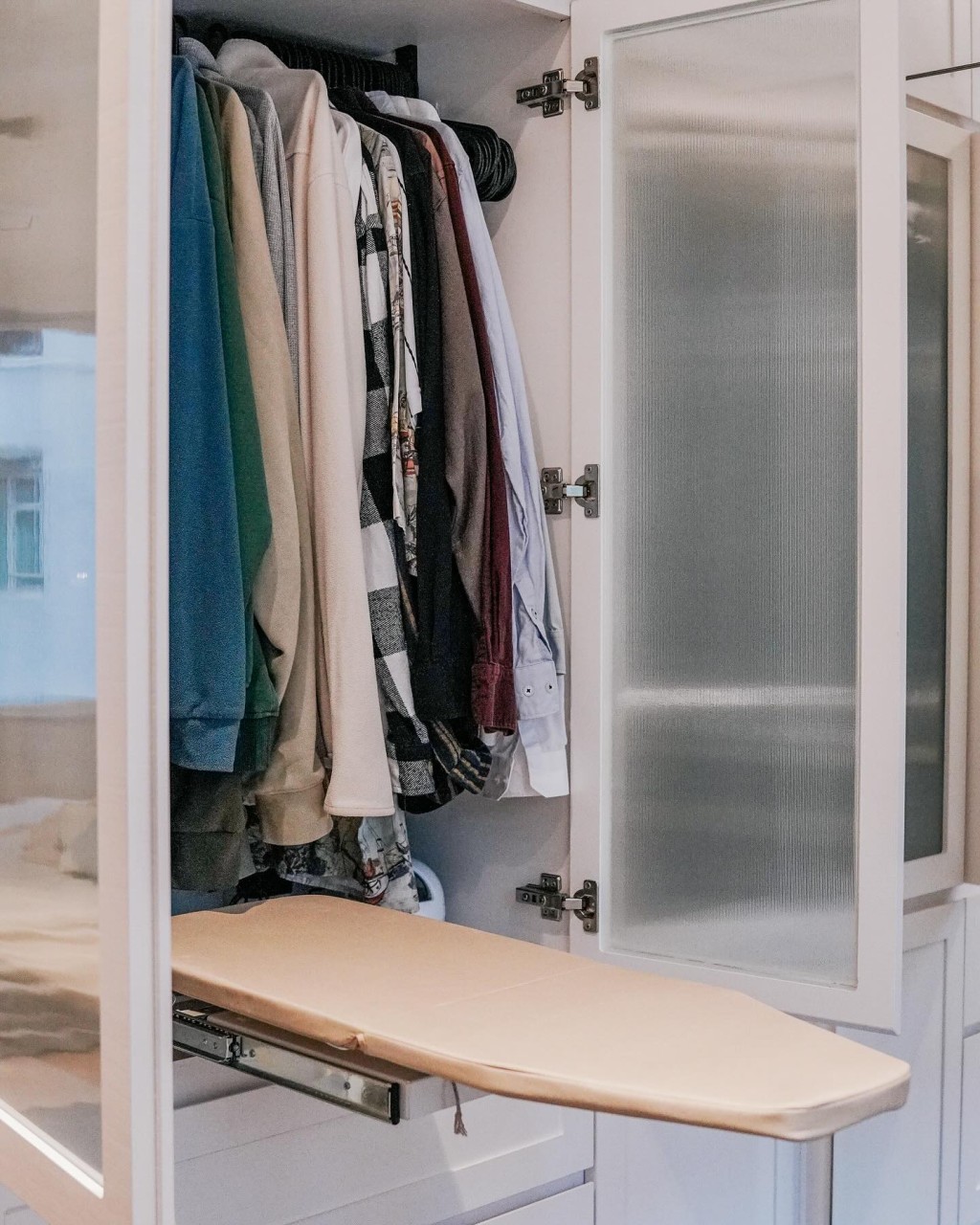 衣柜内藏烫衫板，可随时拉出使用，悭位又方便。