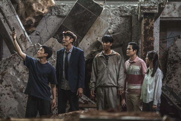 《Sinkhole》由車勝元、李光洙、金成均和金慧峻主演。