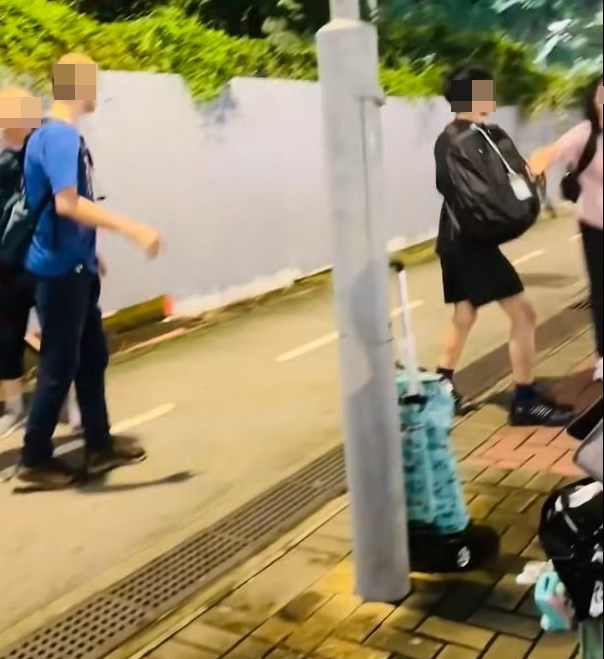 •藍衣高個子向母親說:X,你 行開,你黐X線㗎,你想點?facebook截圖 •藍衣高個子向母親說:X,你 行開,你黐X線㗎,你想點?facebook截圖