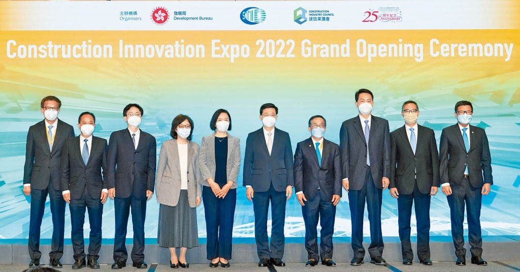 建造創新博覽會2022揭幕禮昨午舉行，建造業議會亦與中國住房和城鄉建設部、數碼港及華為 香港分別簽訂合作備忘錄，由行政長官李家超先生（右五）、建造業議會主席何安誠工程師（右四）、發展局局長𡩋漢豪女士（左四）及一眾主禮嘉賓見證，象徵各界攜手合作將建造業升級轉型。