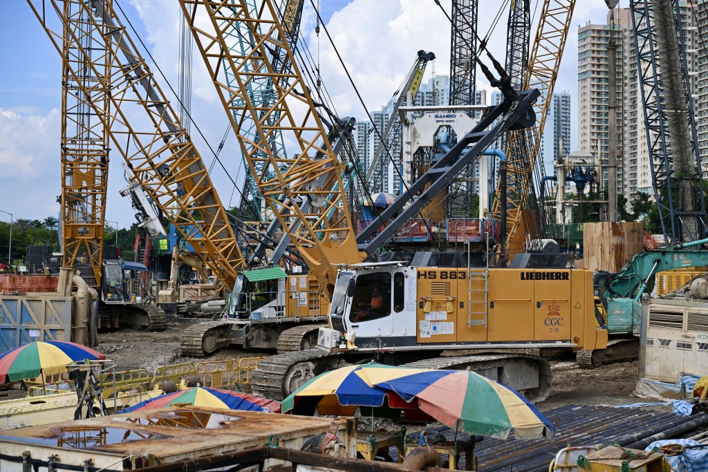謝偉銓承認建築界現時情況的確嚴峻，坦言本地、內地和澳門等地項目減少。資料圖片
