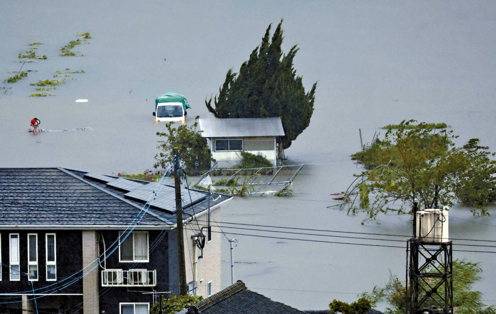 颱風「珊珊」引發暴雨，九州大分縣由布市周四河邊農田被淹沒。