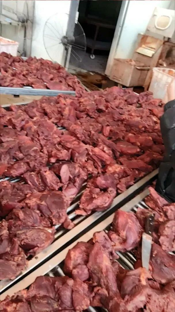 长丰镇西杨屯村一家煮肉作坊内，煮好的假驴肉正在冷却。新京报