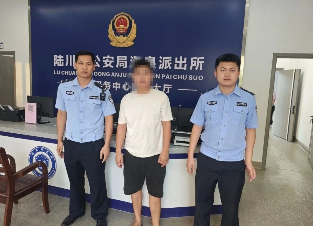 廣西男高考試場外玩漂移,被處10日行政拘留。 廣西男高考試場外玩漂移,被處10日行政拘留。