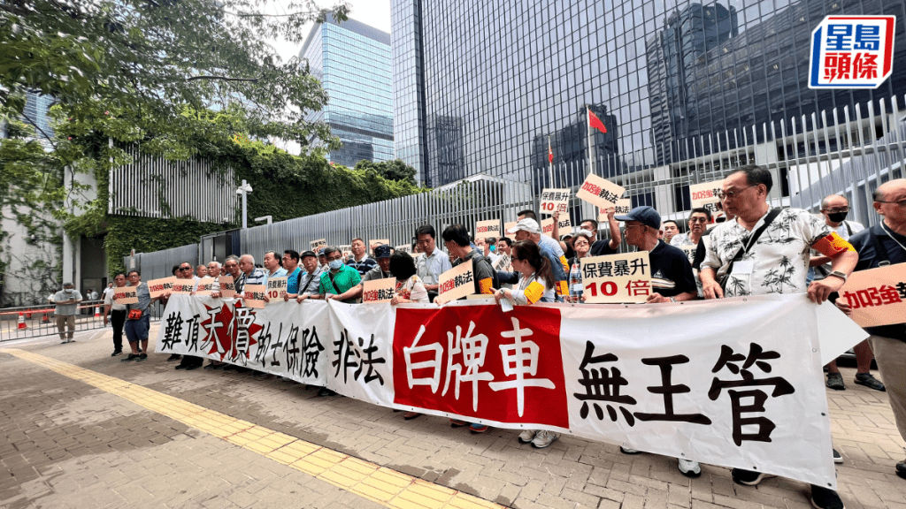 香港的士業議會到政府總部外請願。郭詠欣攝