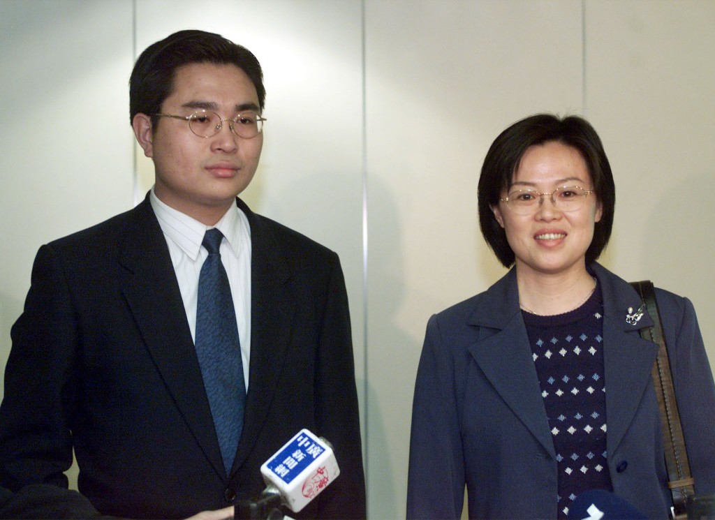 范麗青和陳斌華抵台後接受台灣媒體採訪。