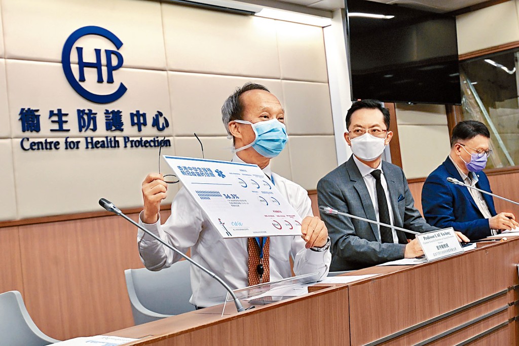 劉宇隆（左）認為，長者可以考慮接種科興疫苗。　