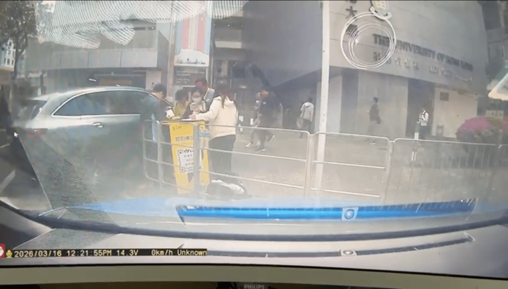 平治私家車高速衝上行人路口。網片截圖