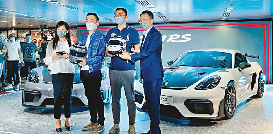 ■代理當晚把首兩輛新車交予兩位車主。