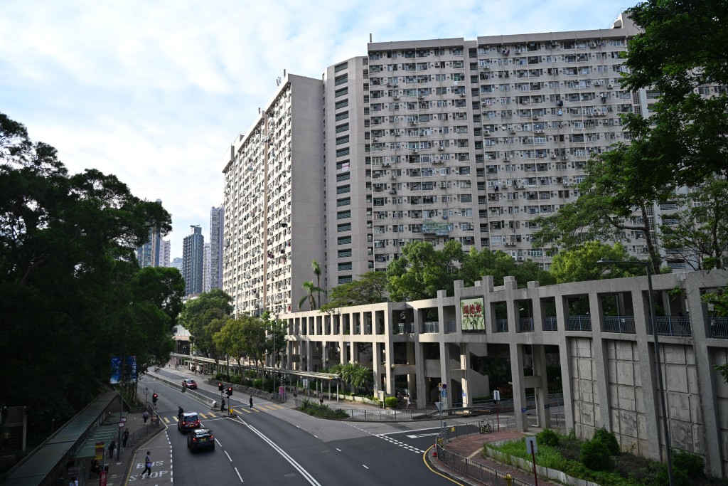 李家超強調對重推公屋租置計劃沒有排除可能性,惟認為應該集中精神做好綠置居和居屋。資料圖片 李家超強調對重推公屋租置計劃沒有排除可能性,惟認為應該集中精神做好綠置居和居屋。資料圖片