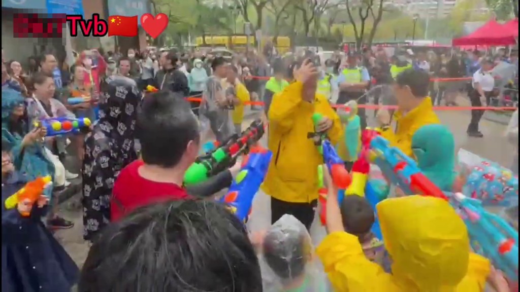 男子涉嫌於九龍城潑水節當日（9日），針對警員及TVB新聞記者射水。YouTube截圖