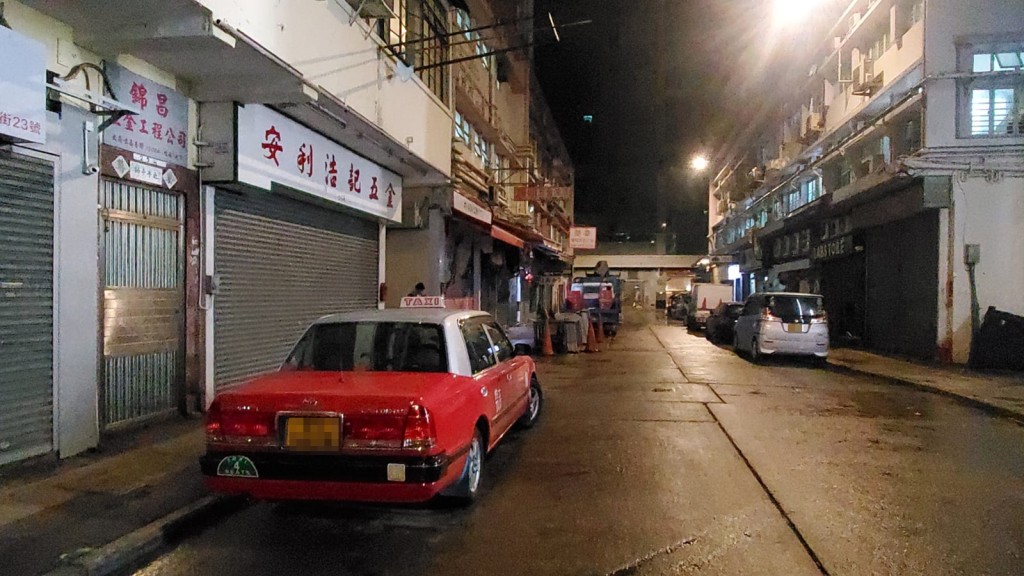 一名的士司機報案,指其泊於大角嘴嘉善街25號對開之的士,後面的雞翼窗被扑爆。