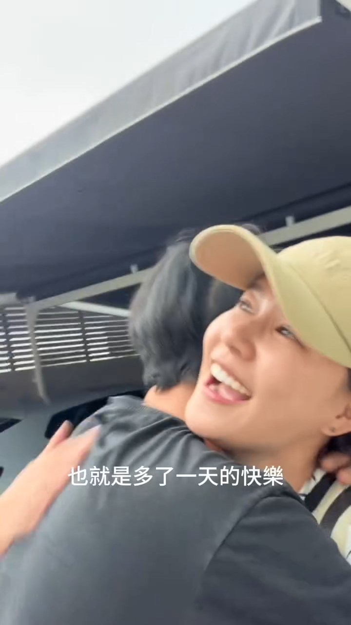 當蕭正楠打開門發現是提早歸家的太太時,先是呆滯了半秒,隨即展露出極度驚喜的燦爛笑容。 當蕭正楠打開門發現是提早歸家的太太時,先是呆滯了半秒,隨即展露出極度驚喜的燦爛笑容。