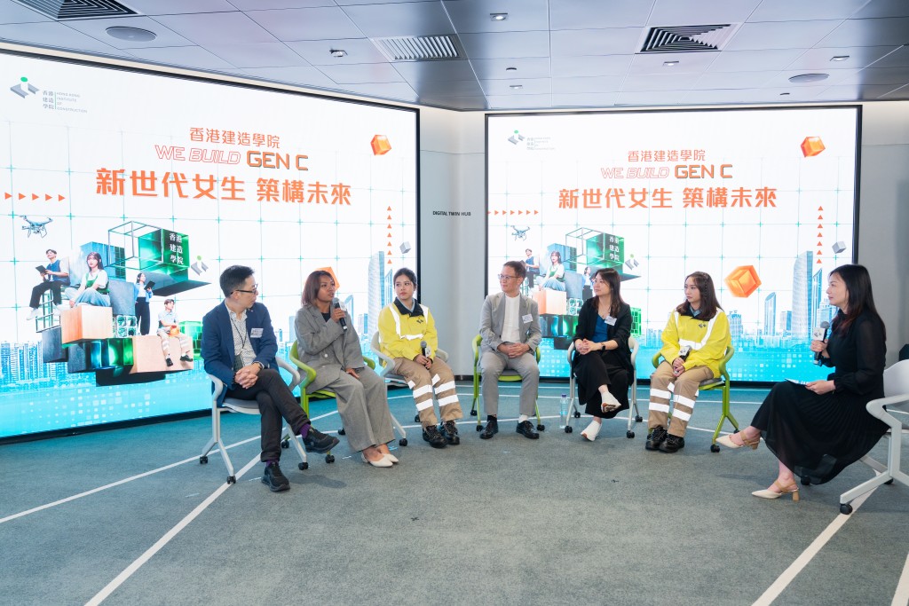 香港建造學院學生陳依雯(左三)、何家倩(右二)及畢業生鄭琬愉(左二)大方分享「建造業女漢子」入行後實際面對的挑戰及機遇。 香港建造學院學生陳依雯(左三)、何家倩(右二)及畢業生鄭琬愉(左二)大方分享「建造業女漢子」入行後實際面對的挑戰及機遇。