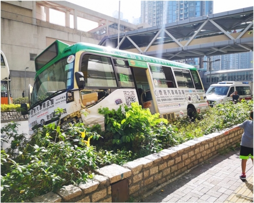 整輛小巴擱在花槽上。梁國峰攝