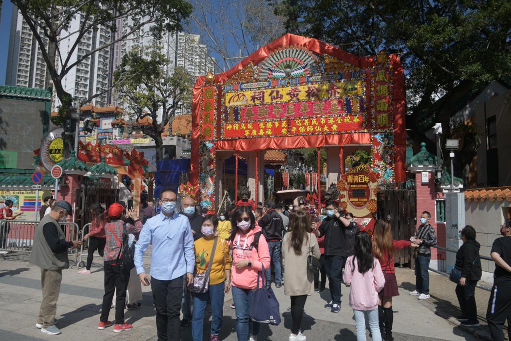 大批善信初一清晨到黃大仙祠輪候上頭炷香。