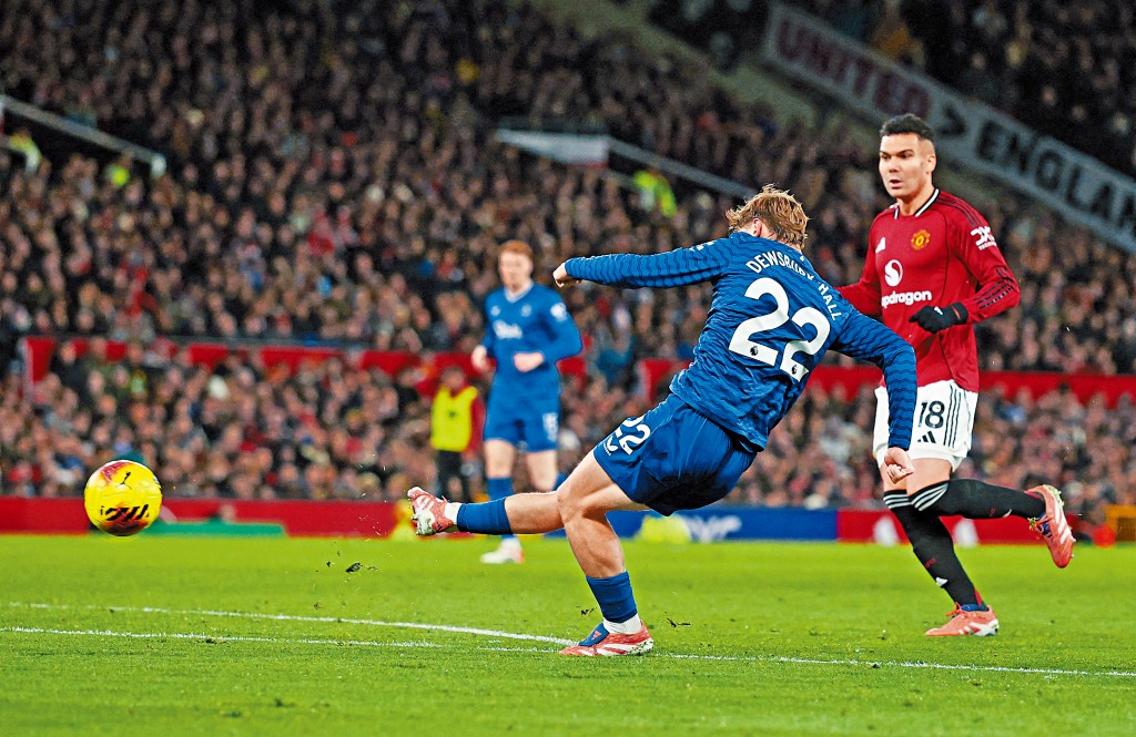 曼聯（紅衫）大部分時間踢多一人下，仍被達斯貝利賀爾（藍衫）的世界波擊敗。