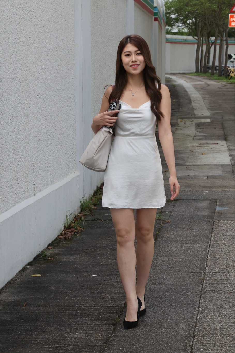 Tracy 24岁，温哥华大学毕业，曾获得温哥华华姐第二名及最上镜小姐，这次不是专程返来讲香港参选，而是想在香港发展