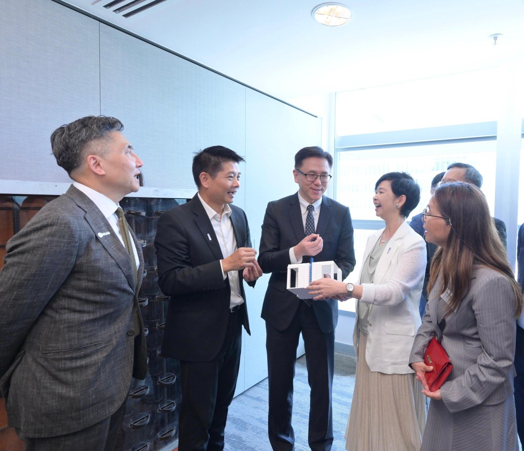 左起：納米及先進材料研發院行政總裁馮振宇、房屋署助理署長（發展及採購）葉成林、創新科技及工業局局長孫東、房屋局局長何永賢及納米及先進材料研發院董事局主席鄭淑嫻參觀產品展示區。