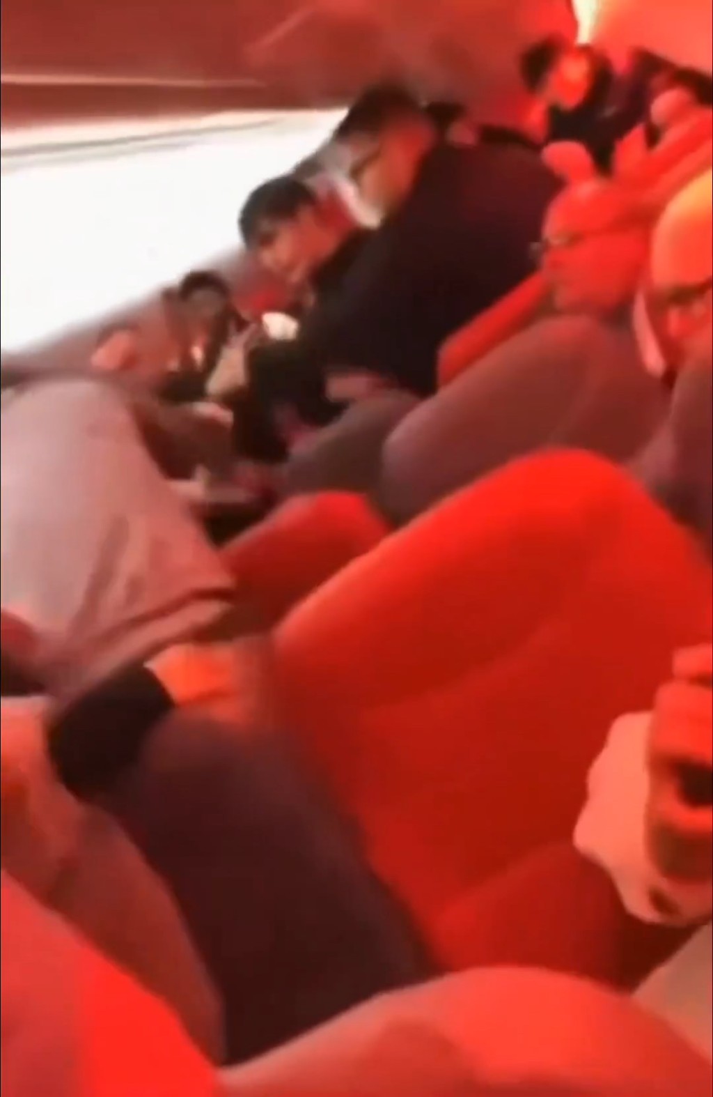 事发时，大批乘客加入群殴，现场一片混乱。X@Dr.House