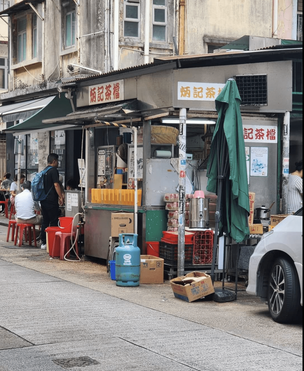 在港島大坑屹立逾70年的「炳記茶檔」，周六（16日）晚上在社交平台公布，由於缺乏人手，由即日起停業，直至另行通知。Facebook「舊香港照片館」@Chow Kung Danny