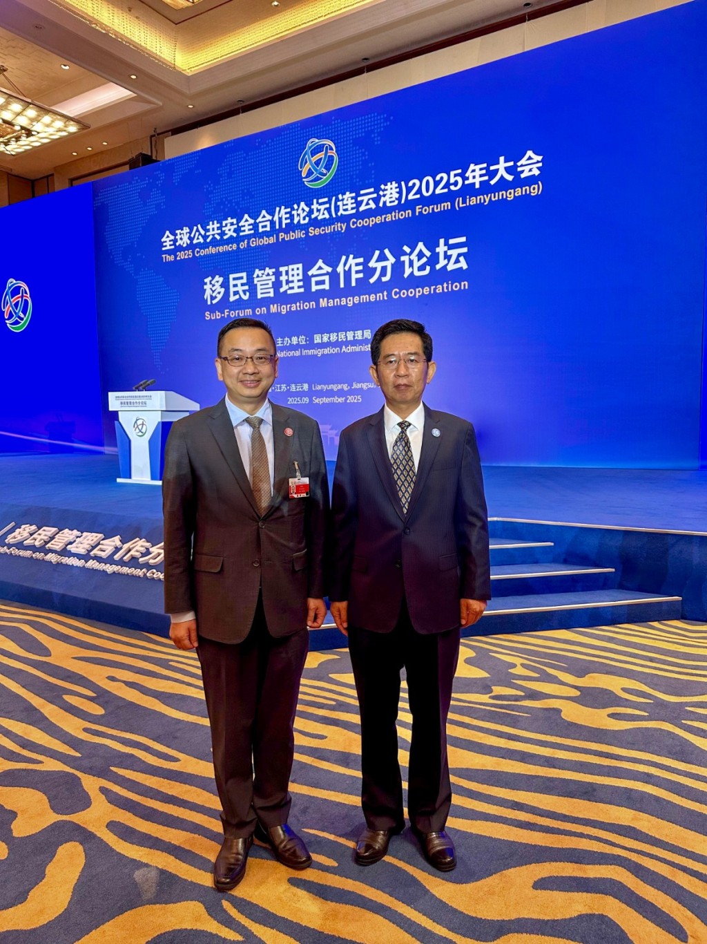 郭俊峯(左)與多國高級別執法官員、國際組織代表、專家學者就出入境管理及吸引人才等多項工作交流。