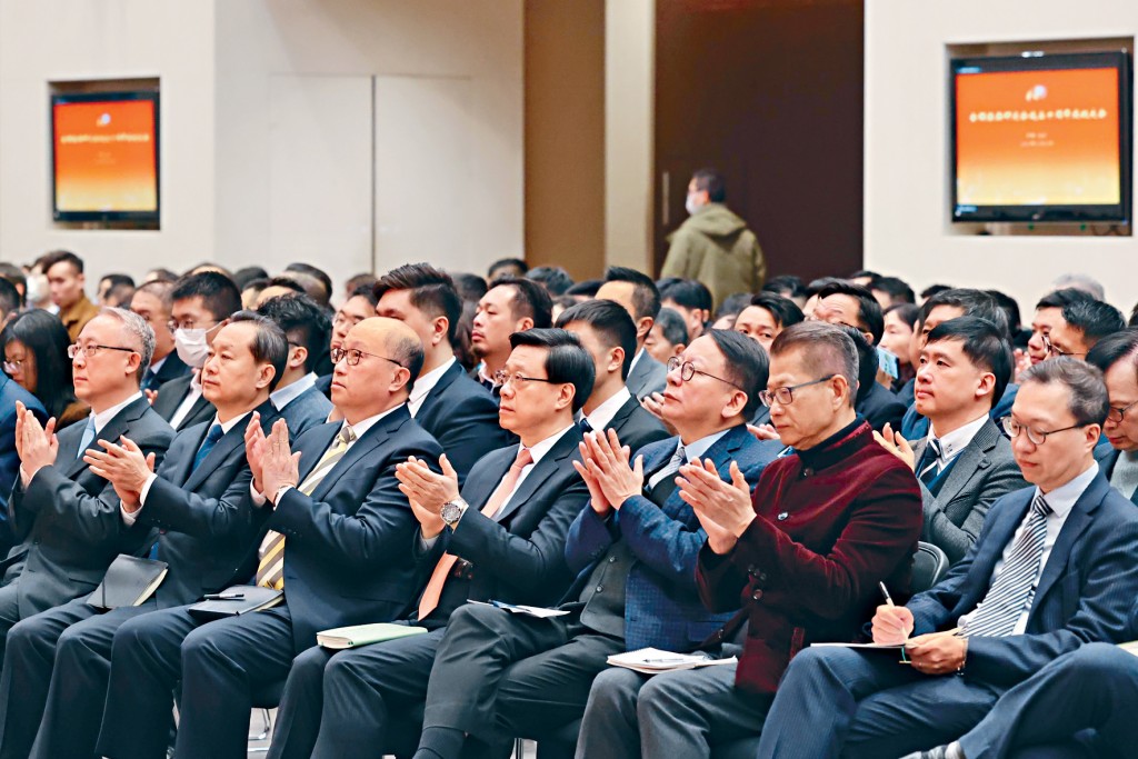港府在政府總部直播夏寶龍講話，特首李家超及一眾政府官員也有觀看直播。
