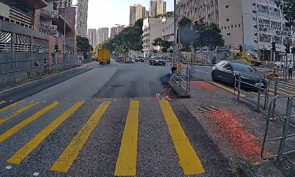 男童衝出馬路驚險過程。fb：香港交通及突發事故報料區