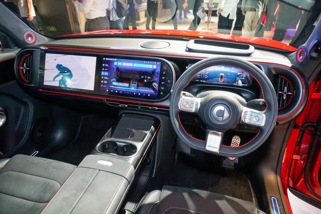 smart #5純電動SUV香港發表:現代化豪華車廂充滿科技未來感。