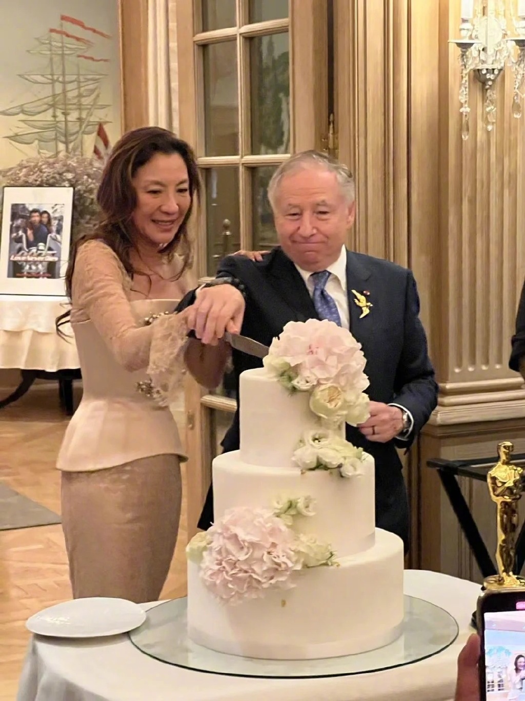 杨紫琼与Jean Todt一同切结婚蛋糕。