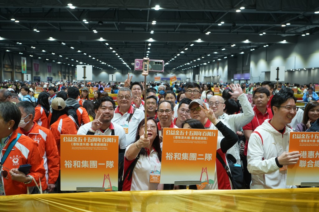 逾170队来自工商机构和团体的步行队伍，连同个人支持者合共约11,000人参与。刘骏轩摄