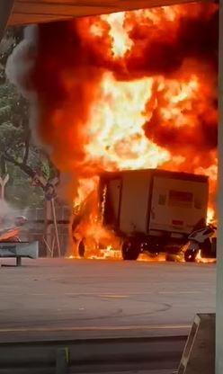 起火貨車火勢猛烈，烈焰衝天。網圖