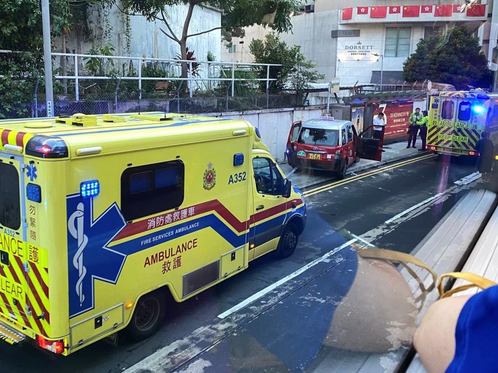 救護車接報趕至救援。FB：交通事故及突發事件