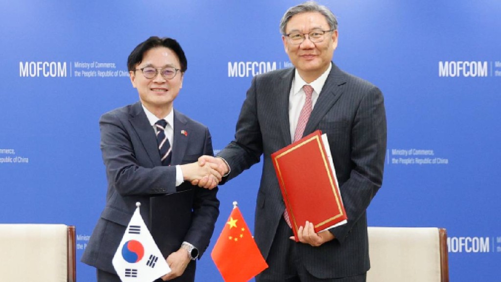 王文濤(右)與金正官會面。商務部