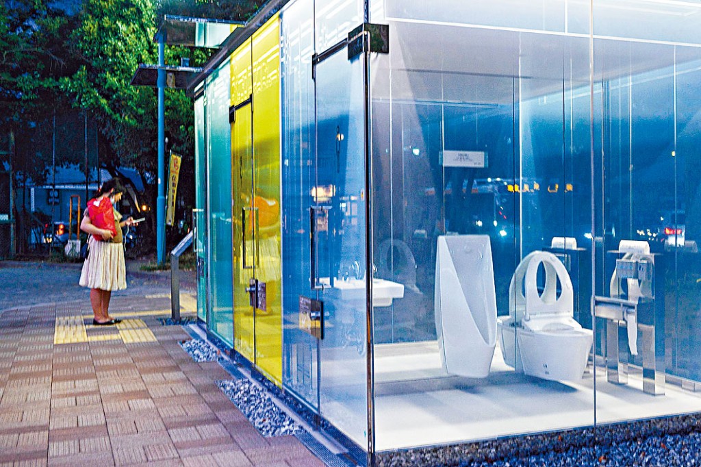 ■東京澀谷一個公園的透明公廁。