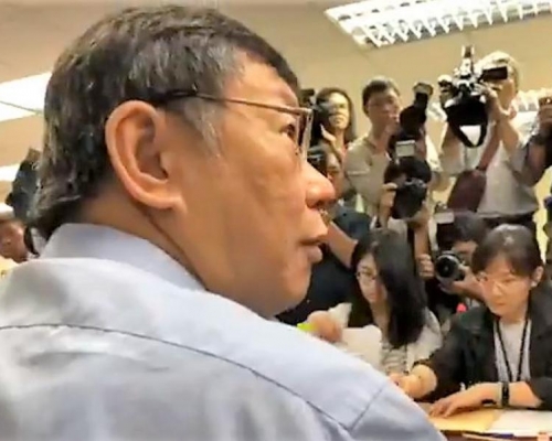 柯文哲今早到市選委會登記參選下屆市長，爭取連任。 柯文哲facebook圖
